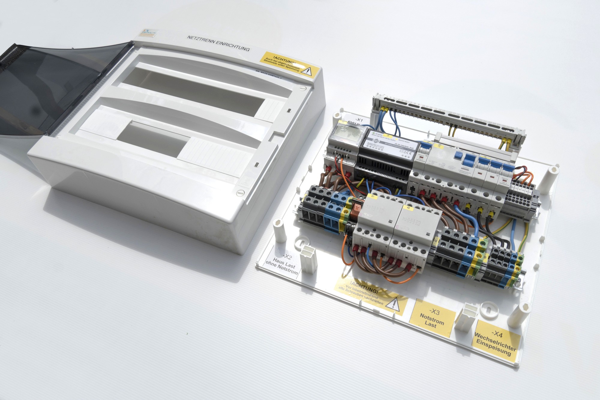 XENES Notstrom-BOX 1PH für PV Wechselrichter mit 25A FI 2x230V, 72